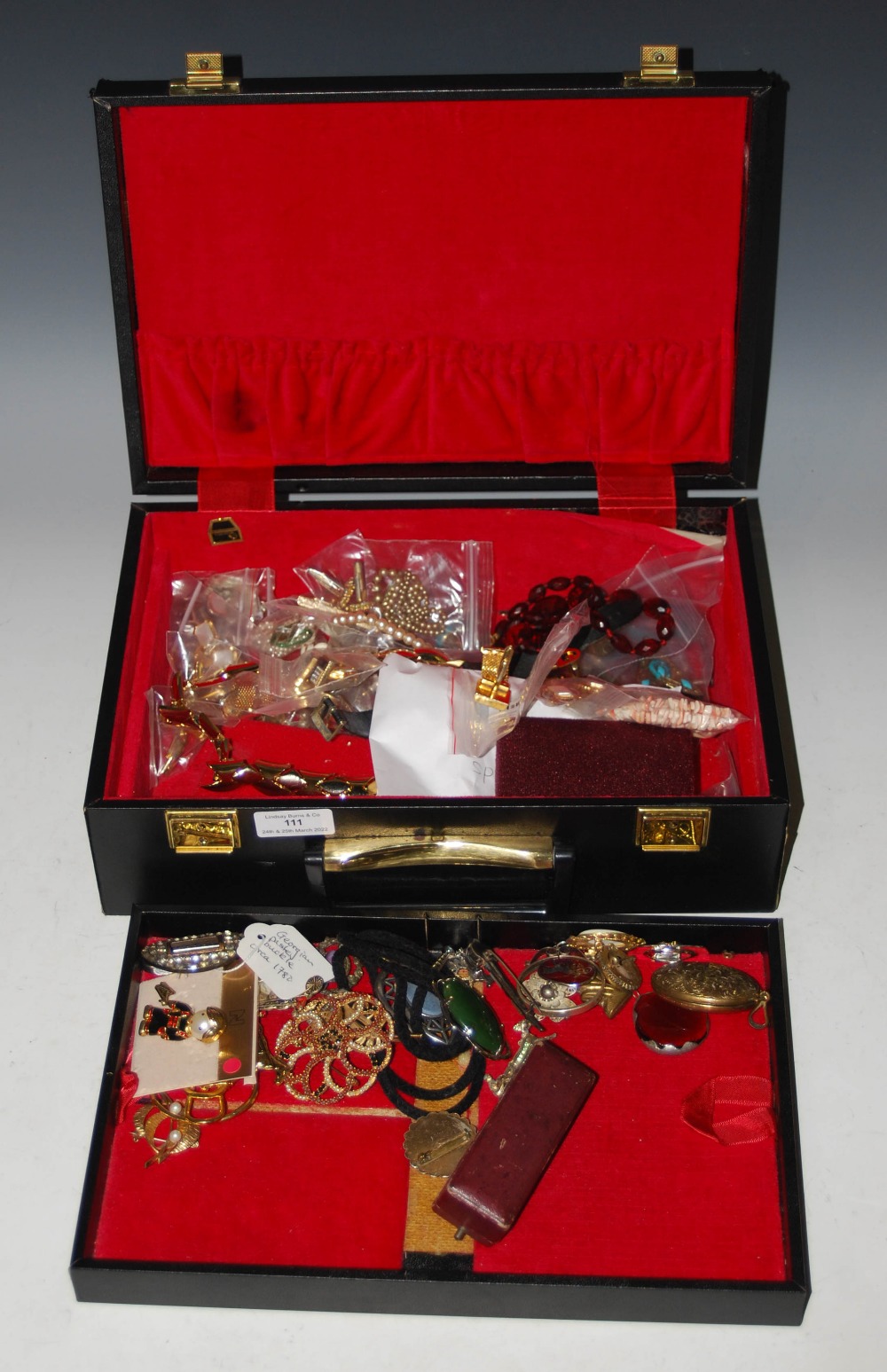 BLACK LEATHERETTE JEWELLERY BOX CONTAINING A LARGE COLLECTION OF ASSORTED COSTUME JEWELLERY TO