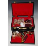 BLACK LEATHERETTE JEWELLERY BOX CONTAINING A LARGE COLLECTION OF ASSORTED COSTUME JEWELLERY TO