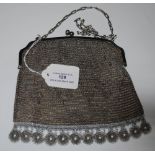 AN EARLY 20TH CENTURY WHITE METAL CHAIN-MAIL EVENING BAG