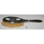 A BIRMINGHAM SILVER BACKED HAIR BRUSH WITH ENGINE TURNED DETAIL AND EMBOSSED RIBBON TIE DECORATION