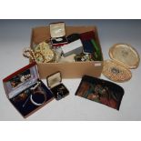 BOX CONTAINING A LARGE COLLECTION OF ASSORTED COSTUME JEWELLERY.