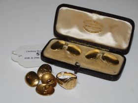 TWO PAIRS OF 18CT GOLD CUFFLINKS TOGETHER WITH A YELLOW METAL SIGNET RING, GROSS WEIGHT 23.7 GRAMS.