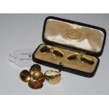 TWO PAIRS OF 18CT GOLD CUFFLINKS TOGETHER WITH A YELLOW METAL SIGNET RING, GROSS WEIGHT 23.7 GRAMS.