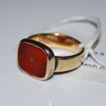 YELLOW METAL AND RED AGATE SEAL RING, THE SEAL WITH INTAGLIO CARVED CREST.