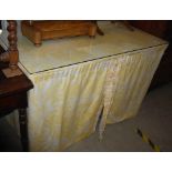 A VICTORIAN MAHOGANY COUNTRY HOUSE KNEEHOLE DRESSING TABLE WITH CENTRAL FRIEZE DRAWER FLANKED BY TWO