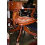 *A LATE 19TH / EARLY 20TH CENTURY OAK REVOLVING CAPTAINS CHAIR WITH BROWN LEATHERETTE UPHOLSTERED