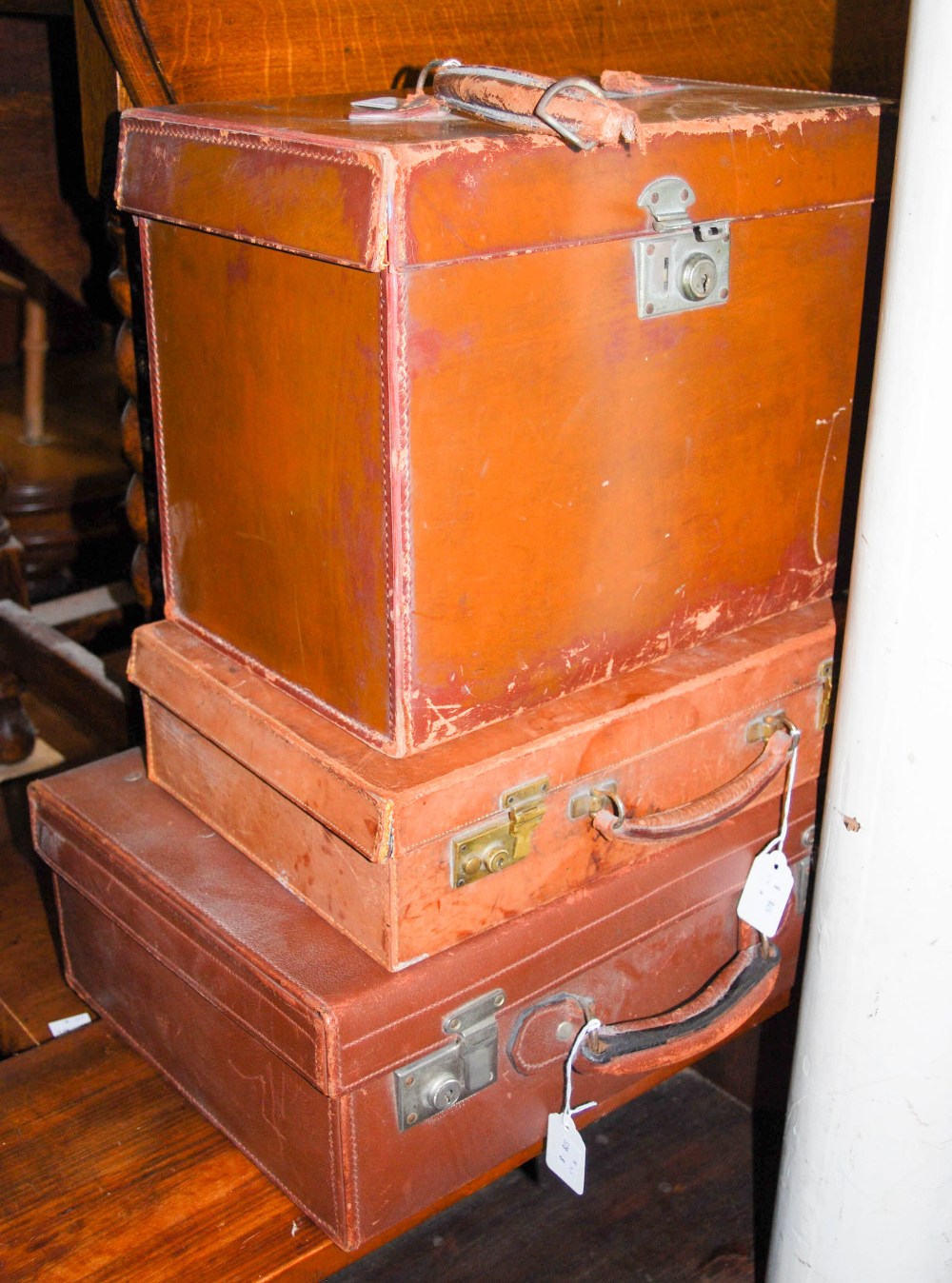 A GROUP OF FOUR VINTAGE SUITCASES TOGETHER WITH A HAT BOX - Image 2 of 2