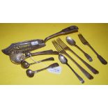 COLLECTION OF ASSORTED GEORGIAN AND VICTORIAN SILVER FLATWARE TO INCLUDE FISH SLICE