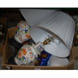 BOX - ASSORTED CERAMICS AND GLASSWARE TO INCLUDE A PAIR OF JAPAN PATTERN TABLE LAMPS AND SHADES,