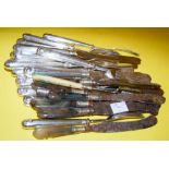 COLLECTION OF ASSORTED CUTLERY AND FLATWARE TO INCLUDE ASSORTED AGATE HANDLED KNIVES, REMAINING