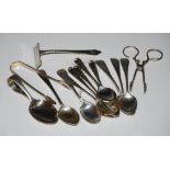 COLLECTION OF ASSORTED HALLMARKED SILVER AND STERLING SILVER FLATWARE TO INCLUDE A PUSHER AND PAIR