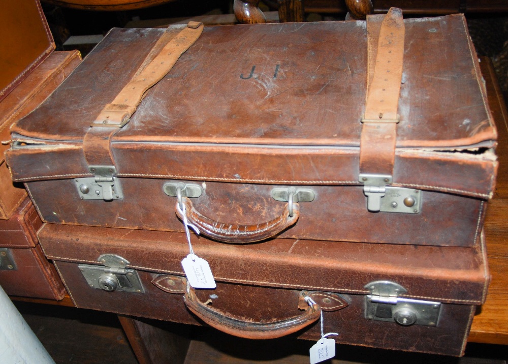 A GROUP OF FOUR VINTAGE SUITCASES TOGETHER WITH A HAT BOX