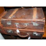 A GROUP OF FOUR VINTAGE SUITCASES TOGETHER WITH A HAT BOX