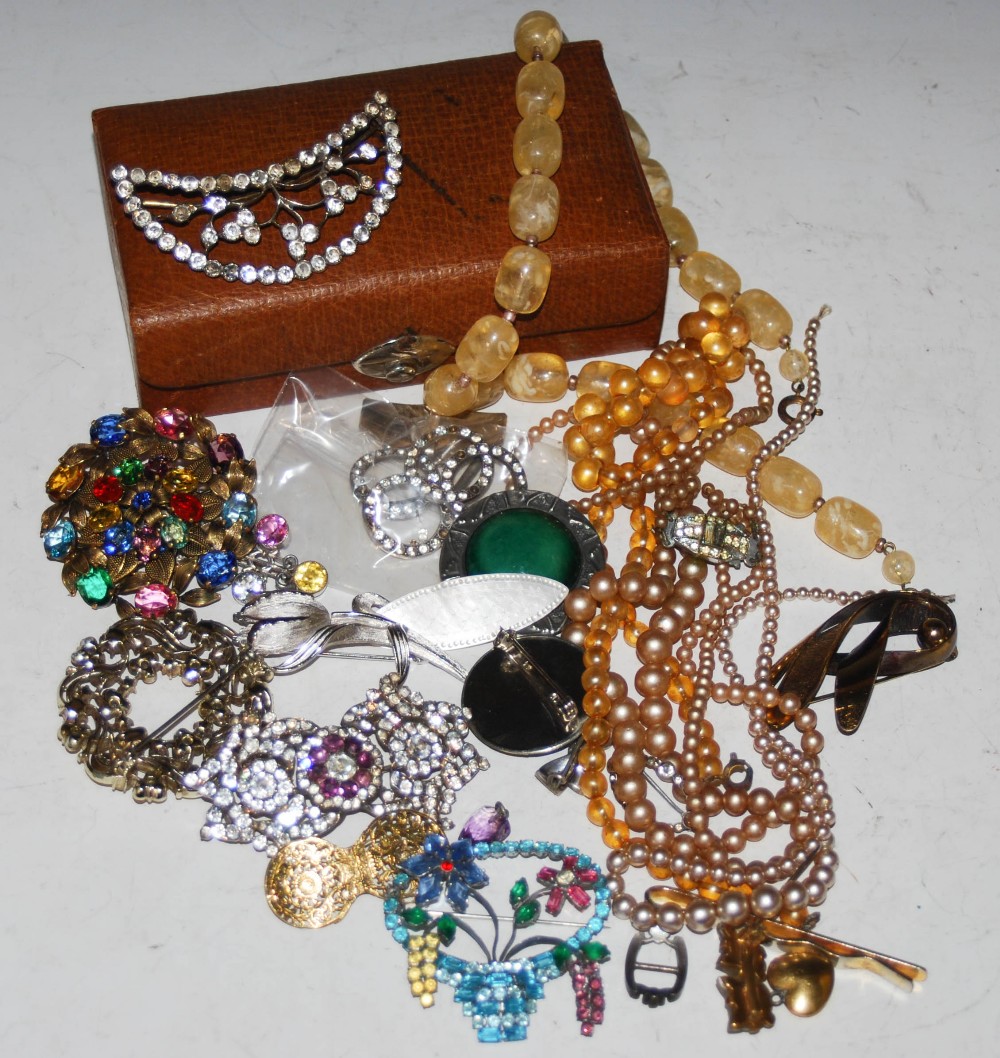 COLLECTION OF ASSORTED COSTUME JEWELLERY TO INCLUDE VARIOUS BROOCHES, NECKLACES, SMALL BROWN LEATHER