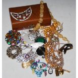 COLLECTION OF ASSORTED COSTUME JEWELLERY TO INCLUDE VARIOUS BROOCHES, NECKLACES, SMALL BROWN LEATHER