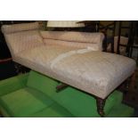 A VICTORIAN MAHOGANY CHAISE LONGUE WITH UPHOLSTERED BACK, ARM AND SEAT ON TAPERED CYLINDRICAL