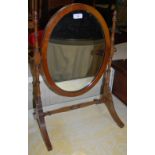 AN EARLY 20TH CENTURY MAHOGNAY DRESSING TABLE MIRROR WITH OVAL MIRROR PLATE ON FOUR SPLAYED