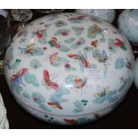 CHINESE PORCELAIN CIRCULAR-SHAPED BOWL AND COVER WITH BUTTERFLY DECORATION.