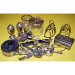 COLLECTION OF ASSORTED SILVER TO INCLUDE PEPPER POT, SILVER MOUNTED CLEAR GLASS PRESERVE JAR,