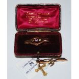 A 9CT GOLD AND SPLIT PEARL BAR BROOCH WITH SWALLOW DETAIL, A 9CT GOLD CRUCIFIX PENDANT AND A