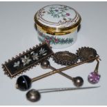 COLLECTION OF JEWELLERY TO INCLUDE A LATE 19TH CENTURY YELLOW METAL MOUNTED RECTANGULAR PIETRA