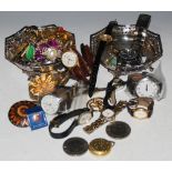 COLLECTION OF ASSORTED COSTUME JEWELLERY TO INCLUDE VARIOUS BROOCHES, WATCHES, COMMEMORATIVE CROWNS,