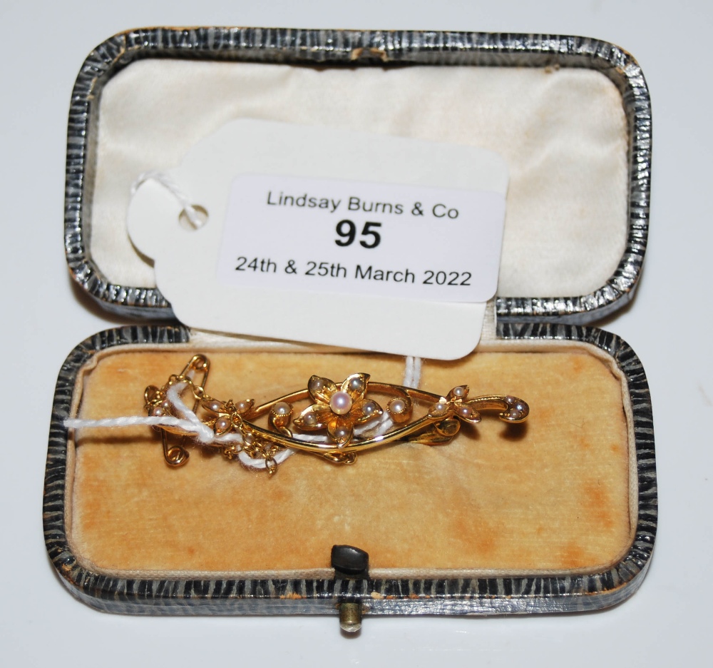 LATE 19TH/ EARLY 20TH CENTURY YELLOW METAL AND SPLIT BAR BROOCH STAMPED '15C', GROSS WEIGHT 3.3