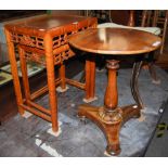 A 19TH CENTURY CIRCULAR PEDESTAL OCCASIONAL TABLE ON BALUSTER TURNED COLUMN AND CONCAVE PLATFORM