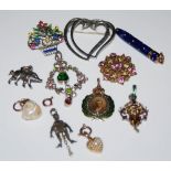 SMALL COLLECTION OF ASSORTED JEWELLERY TO INCLUDE A STERLING SILVER IONA LUCKENBOOTH BROOCH,