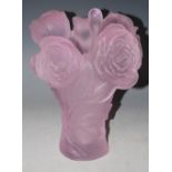 A 20TH CENTURY MOULDED GLASS VASE OF ROSES IN ROSE PINK