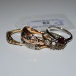 TWO VINTAGE 9CT GOLD RINGS TOGETHER WITH ANOTHER YELLOW METAL RING AND TWO WHITE METAL RINGS