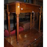 A LATE 19TH / EARLY 20TH CENTURY MAHOGANY WRITING DESK, THE RECTANGULAR TOP WITH HINGED CENTRE