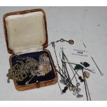 A COLLECTION OF ASSORTED COSTUME JEWELLERY TO INCLUDE A CHESTER SILVER AND GREEN ENAMELLED BUTTERFLY