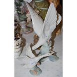 A LLADRO FIGURE OF A DOVE TOGETHER WITH A SMALLER LLADRO FIGURE OF A GOOSE, THE LARGER FIGURE 28.5CM