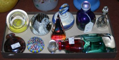 A COLLECTION OF CONTEMPORARY GLASSWARE TO INCLUDE FOUR ASSORTED FLASKS AND STOPPERS, AN ISLE OF