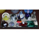 A COLLECTION OF CONTEMPORARY GLASSWARE TO INCLUDE FOUR ASSORTED FLASKS AND STOPPERS, AN ISLE OF