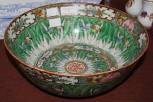 A CHINESE PORCELAIN FAMILLE ROSE CABBAGE LEAF DECORATED PUNCH BOWL, 26CM DIAMETER