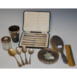 A COLLECTION OF ASSORTED SILVERWARE TO INCLUDE THREE STERLING SILVER SPOONS, SHEFFIELD SILVER SPOON,