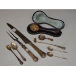 A COLLECTION OF ASSORTED SILVER FLATWARE TO INCLUDE A LONDON SILVER SIFTING SPOON IN ORIGINAL FITTED