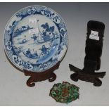 A GROUP OF CHINESE ANTIQUES TO INCLUDE A QING DYNASTY BLUE AND WHITE PORCELAIN PLATE, TWO CARVED