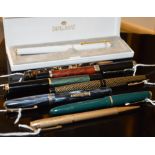 A GROUP OF VINTAGE FOUNTAIN AND PROPELLING PENCILS, INCLUDING A JINHAO WOOD AND BLACK LACQUER