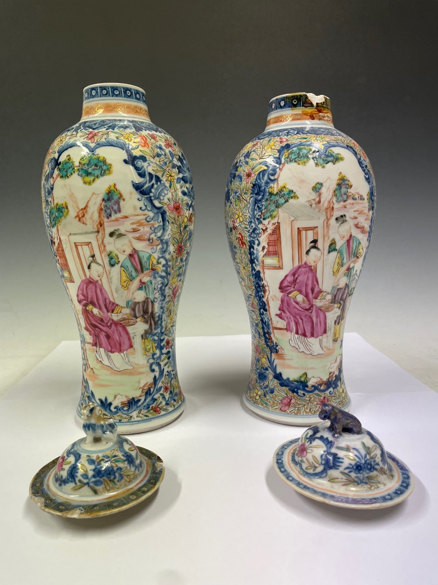 A PAIR OF CHINESE PORCELAIN BLUE AND WHITE JARS AND COVERS, QING DYNASTY, WITH FAMILLE ROSE ENAMEL - Image 4 of 7