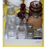 A GROUP OF ASSORTED GLASS BOTTLES AND STOPPERS, TO INCLUDE PLATED SPIRITS FLASK, WHITE METAL MOUNTED