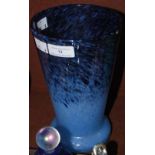 A MONART / VASART VASE MOTTLED DARK AND LIGHT BLUE WITH SILVER COLOURED INCLUSIONS, 21.5CM HIGH