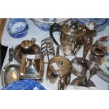 A COLLECTION OF ASSORTED ELECTROPLATE TO INCLUDE A PAIR OF CANDLESTICKS, HOT WATER POT,