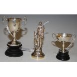 A GROUP OF SILVER TO INCLUDE AN EARLY 20TH CENTURY LONDON SILVER MODEL OF A SOLDIER, GOLDSMITHS &