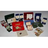 A COLLECTION OF ASSORTED ISLE OF MAN POBJOY MINT COINS TO INCLUDE COMMERMORATIVE CROWNS, CASED