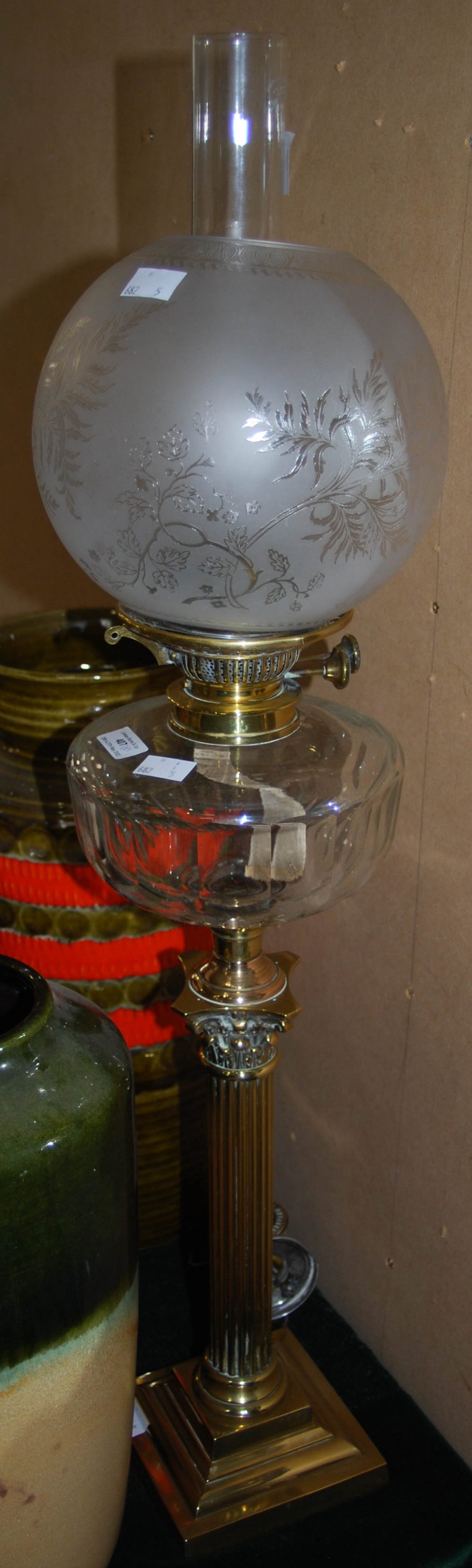 A LATE 19TH CENTURY BRASS CORINTHIAN COLUMN PARAFFIN BURNING LAMP WITH CLEAR GLASS RESERVOIR,