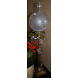 A LATE 19TH CENTURY BRASS CORINTHIAN COLUMN PARAFFIN BURNING LAMP WITH CLEAR GLASS RESERVOIR,