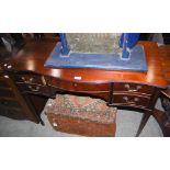 EARLY 20TH CENTURY MAHOGANY GEORGE III STYLE SERPENTINE KNEEHOLE DRESSING TABLE WITH CENTRAL